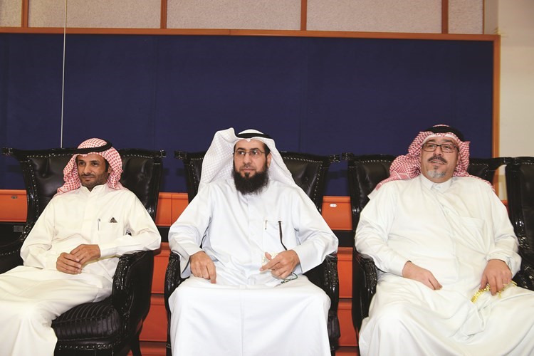 جاسم كمال وعويد الصليلي يتابعان المباراة﻿