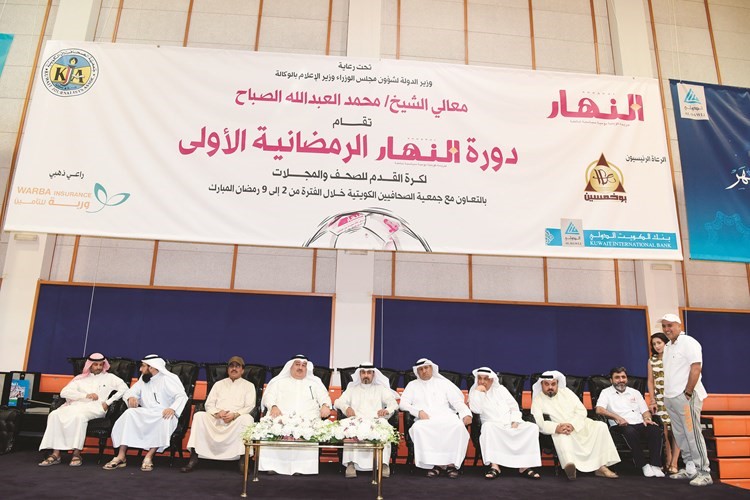  بوخمسين وبن ناجي والراشد مع كبار الحضور في المنصة الرئيسية يتابعون المباراة ﻿
