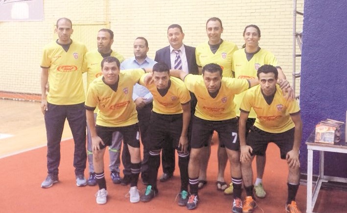 أعضاء فريق مجدي فوود مع المسؤولين﻿