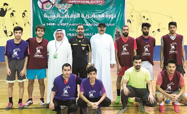 المنظمون والحكام إلى جانب اللاعبين المشاركين في البطولة ﻿