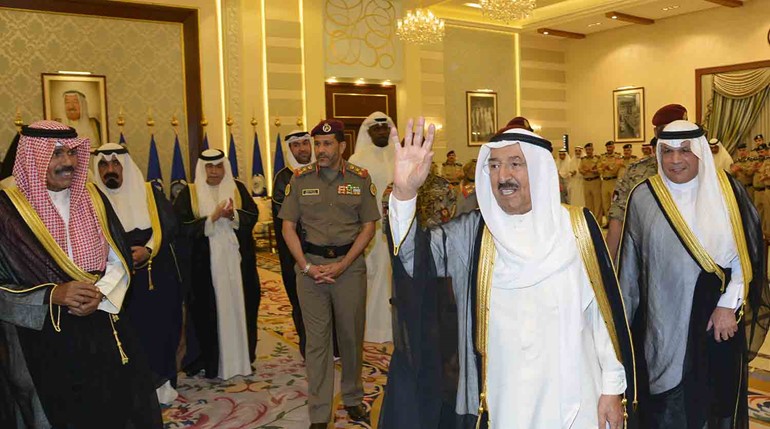 صاحب السمو يحيي الحضور في اللقاء 