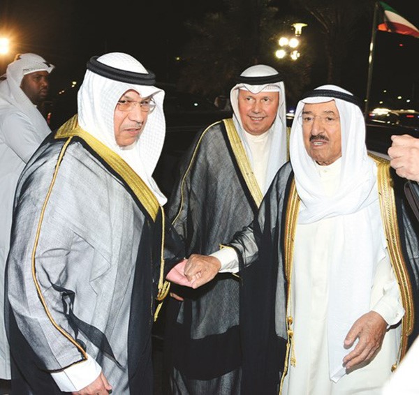  صاحب السمو الأمير الشيخ صباح الاحمد لدى وصوله وفي استقباله الشيخ خالد الجراح