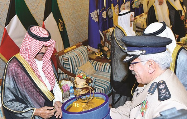  سمو ولي العهد يتسلم هدية تذكارية من الفريق الدوسري 