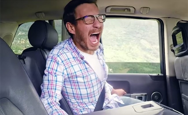 بالفيديو.. أحمد زاهر ينهار في مقلب "هاني هز الجيل" ويقفز من السيارة بجنون!!