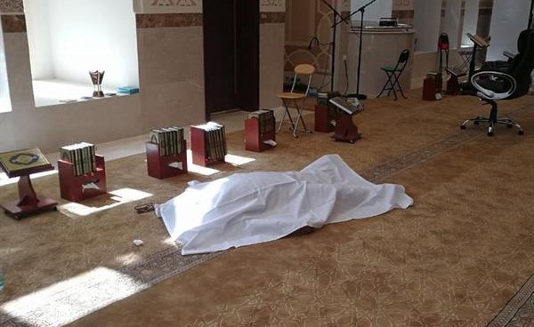 صورة وفاة سعودي داخل المسجد وهو يقرأ القرآن والمصلون أخذوا المصحف من يده بصعوبة