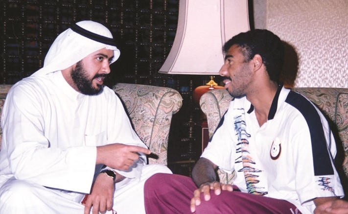 مبارك يستمع للشيخ أحمد الفهد﻿