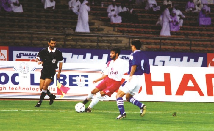 ويستعرض أمام الأزرق ﻿