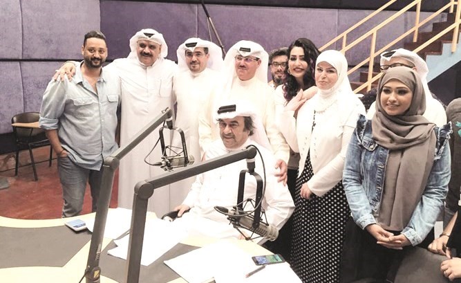 وكيل الإذاعة الشيخ فهد المبارك والفنان القدير عبدالحسين عبدالرضا يتوسطان فريق مسلسل مول الهوايل﻿
