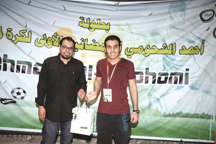 خليفة الشحومي يكرم الزميل مناف الفضلي﻿