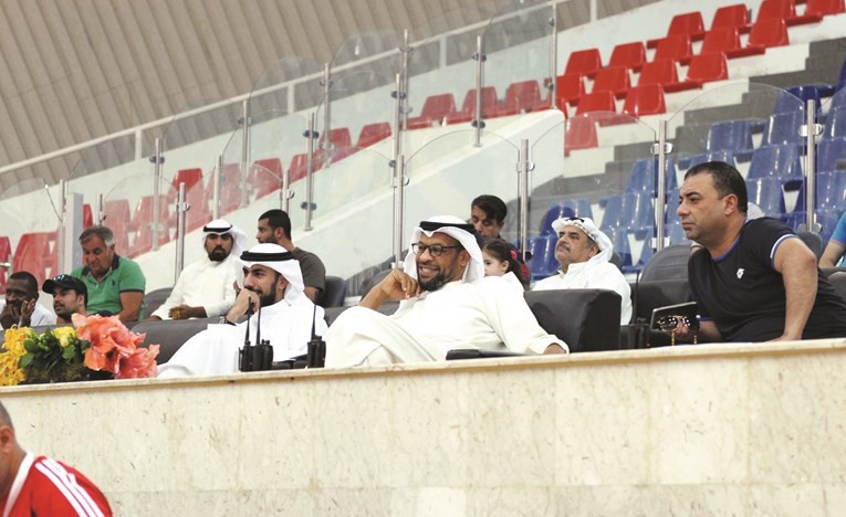 الرشدان يتابع الدورة مع بعض أعضاء اللجنة المنظمة﻿