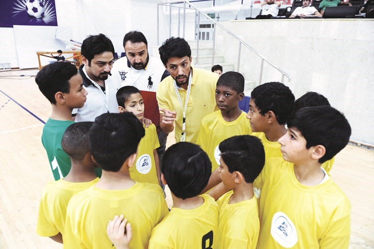 المدرب علي عبدالرضا يوجه لاعبيه﻿