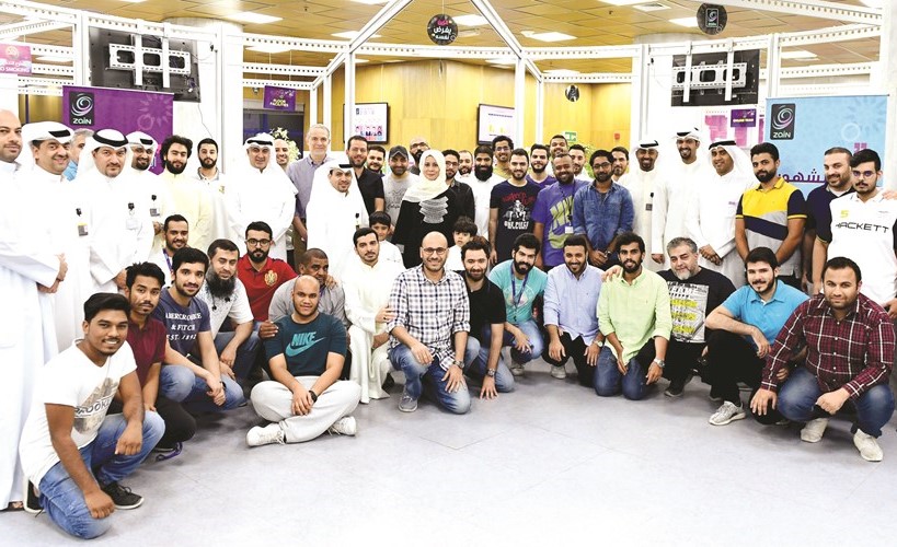 الروضان ومسؤولو زين مع موظفي مركز خدمة العملاء ﻿