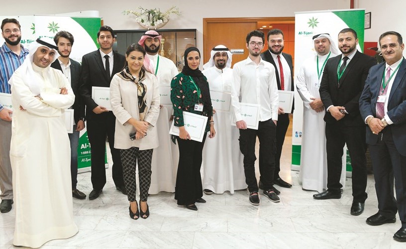 لقطة تذكارية مع خريجي أكاديمية التجاري﻿