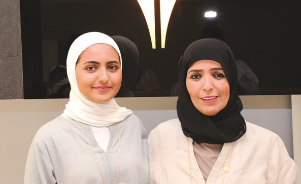 أنوار الجسار مع والدتها						 (فريال حماد)﻿