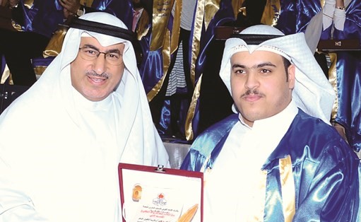 الفارس مكرما احد المتفوقين﻿