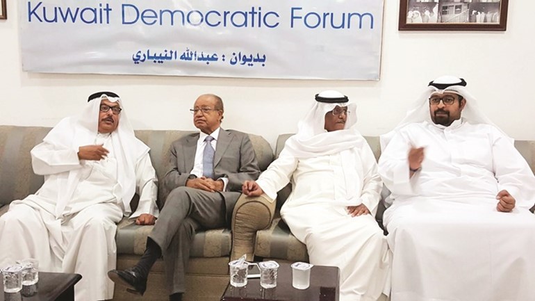 عبدالله النيباري وبندر الخيران يتوسطان الحضور﻿