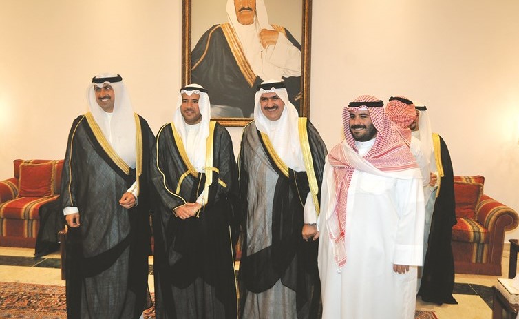 الشيخ عبدالله الأحمد مهنئا الشيخ أمير فهد المالك والشيخ نمر فهد المالك			(عادل سلامة)﻿