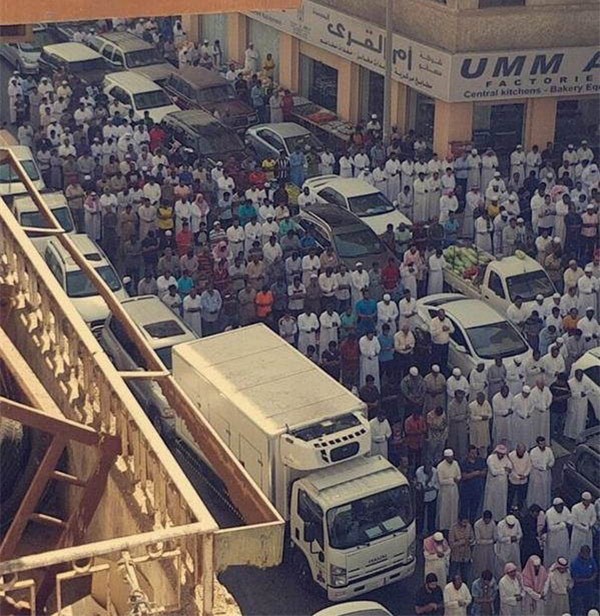 بالفيديو.. المصلون على جنازة إمام مسجد جدة الذي توفي دهسًا يملأون الشوارع.. وجموع غفيرة تشيعه