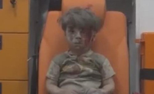 بالصور .. والد الطفل عمران الذي أبكى الملايين يفجر مفاجآت.. شاهدوا كيف أصبح الطفل الآن ؟