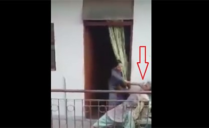 فيديو مؤلم .. امرأة تضرب أمها المسنة بشرفة منزلها.. والجارة تَفضحها!