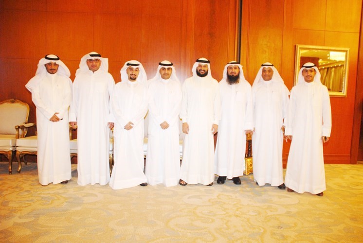العتل وحسام الخرافي مع عدد من المهندسين وأعضاء مجلس الادارة﻿