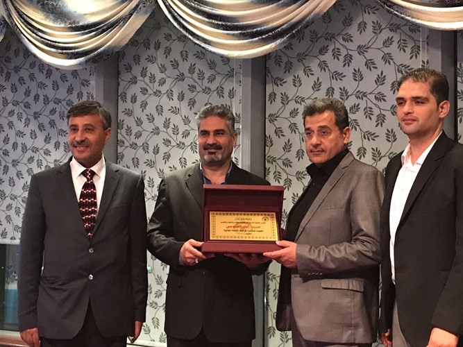 درع تكريمية لأحد المشاركين﻿