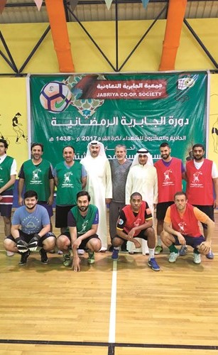 الفريقان قبل انطلاق المباراة مع اللجنة المنظمة﻿