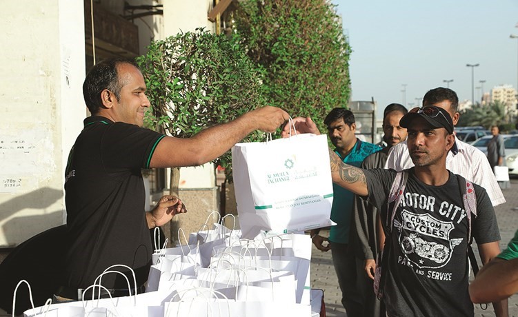 توزيع وجبات الإفطار على الصائمين﻿