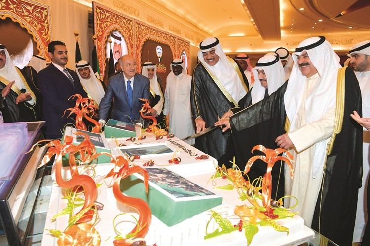 سمو الشيخ ناصر المحمد يشارك الشيخ صباح الخالد وخالد الجارالله قطع كعكة الاحتفال ﻿