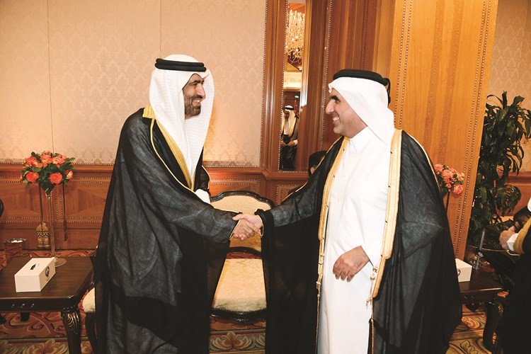 السفير الإماراتي رحمه الزعابي مصافحا القائم بالأعمال القطري علي المري﻿