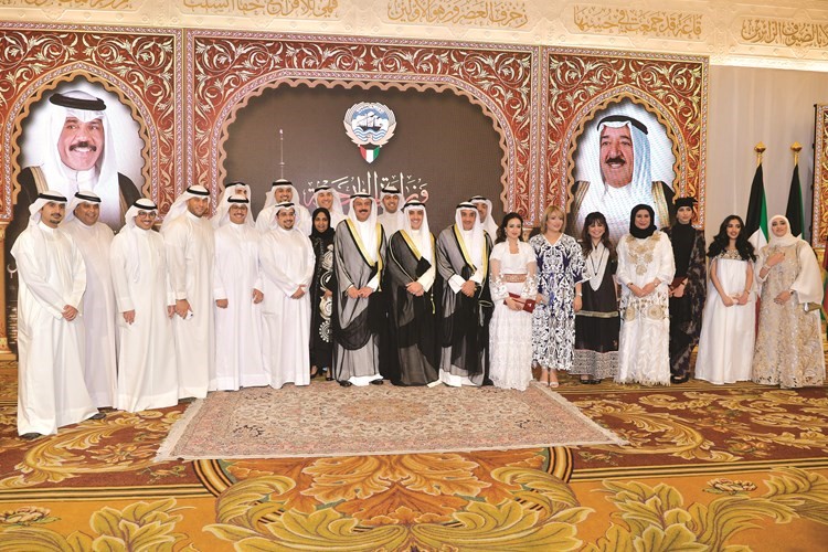 الشيخ د.أحمد ناصر المحمد مع عدد من الحضور﻿
