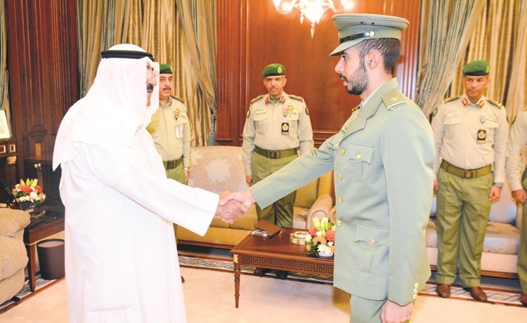 الشيخ مشعل الأحمد مصافحا أحد الخريجين﻿
