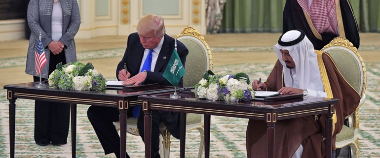 الرئيس ترامب موقعا اتفاقيات التعاون مع الملك سلمان بن عبد العزيز