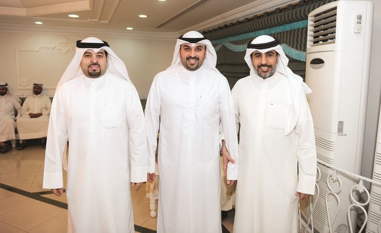 علي الخميس متوسطا مهنئيه بمناسبة رمضان ﻿
