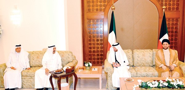 صاحب السمو الأمير الشيخ صباح الأحمد مع صاحب السمو الملكي الأمير خالد بن فيصل بن عبدالعزيز آل سعود ود.يوسف العثيمين وعمار الحكيم