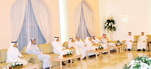 صاحب السمو الأمير الشيخ صباح الأحمد مستقبلا مستشار خادم الحرمين صاحب السمو الملكي الأمير خالد بن فيصل بن عبدالعزيز آل سعود بحضور سمو ولي العهد الشيخ نواف الأحمد والشيخ مشعل الأحمد والسفير د.عبدالعزيز الفايز والشيخ د.سالم الجابر والشيخ ناصر صباح الأحمد والشيخ صباح الخالد والشيخ محمد العبدالله والشيخ ثامر الجابر