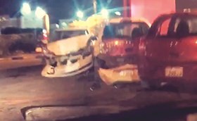 المركبة وقد تهشمت مقدمتها بفعل حادث الدهس﻿