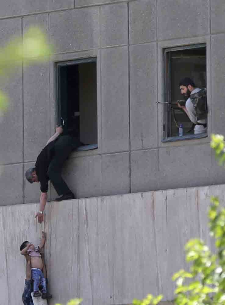 هجوم مزدوج في قلب طهران.. و«داعش» يتبنى