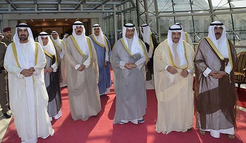  الشيخ مشعل الأحمد وسمو الشيخ ناصر المحمد وسمو الشيخ جابر المبار والشيخ محمد الخالد والشيخ خالد الجراح والشيخ سلمان الحمود والسفير الإماراتي رحمة حسين الزعابي في وداع صاحب السمو 
