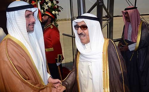  صاحب السمو الأمير الشيخ صباح الأحمد مصافحا رئيس مجلس الأمة مرزوق الغانم قبيل مغادرته إلى دبي