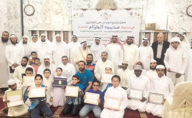 د.أحمد العتيبي متوسطا المكرمين خلال الحفل ﻿