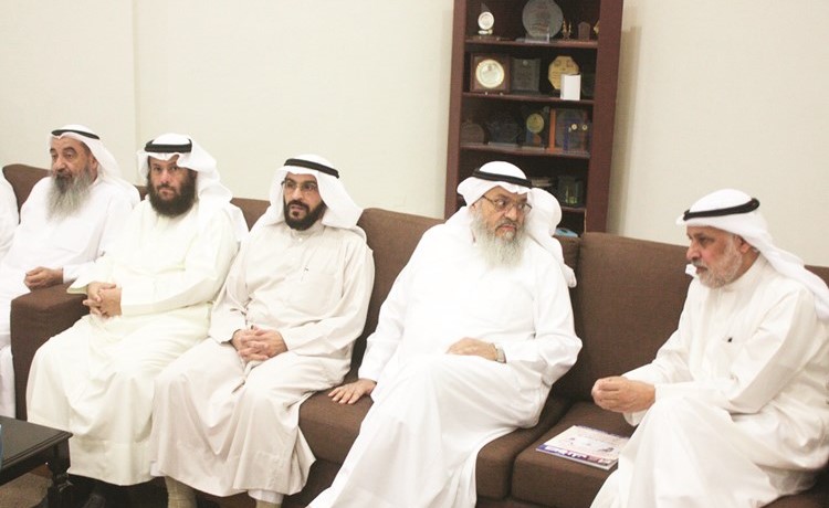 الشرهان في حديث مع أحد الحضور﻿