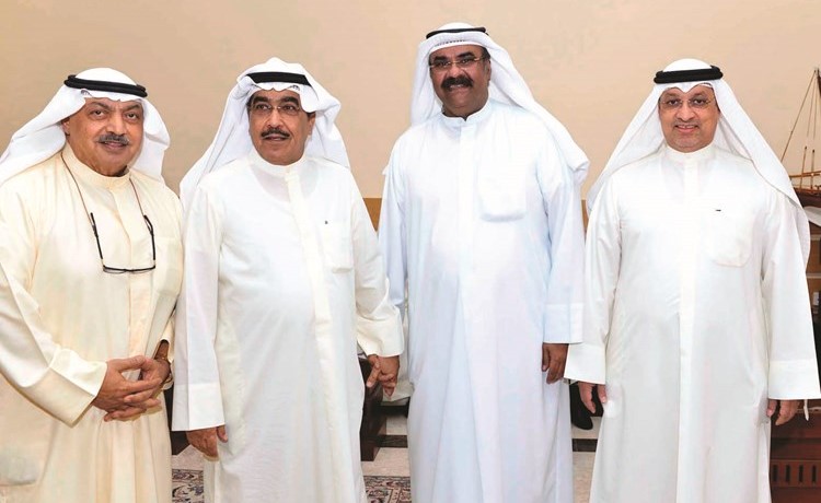 الزملاء بدر الحماد وعدنان الراشد وحسن الصايغ مع علي الفضالة﻿