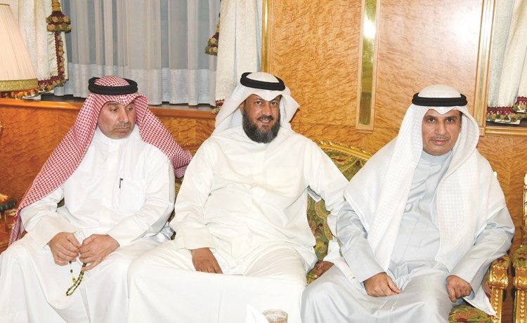 د.فالح العزب وعدد من الحضور(ريليش كومار)﻿