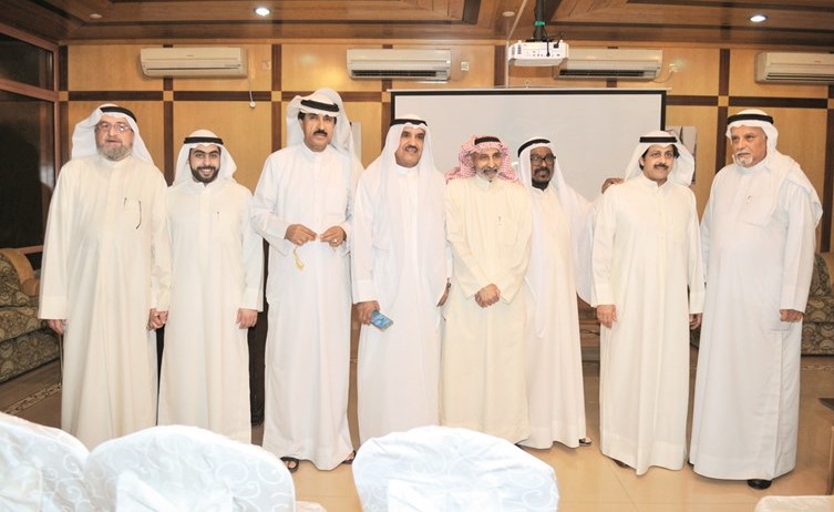رياض الصانع مع عدد من المشاركين في الغبقة(زين علام) ﻿