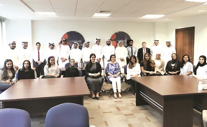 المتدربون مع أعضاء إدارة بنك الكويت الوطني﻿