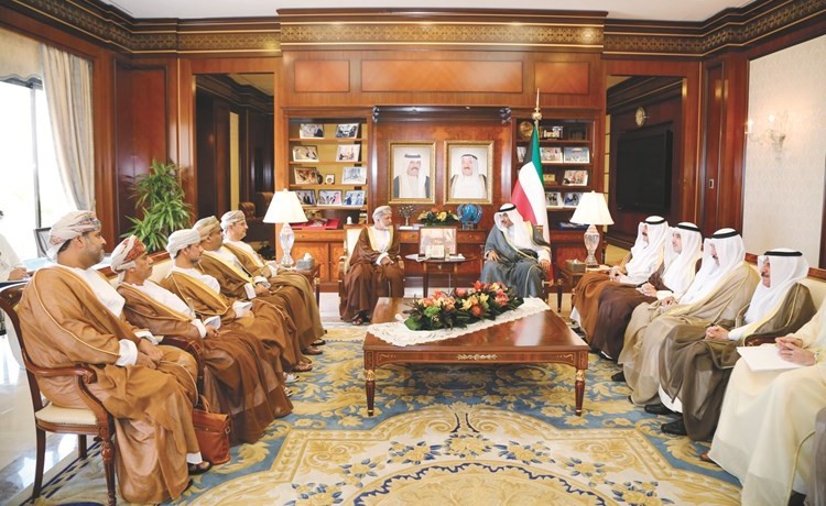 الشيخ صباح الخالد خلال لقائه مع يوسف بن علوي بحضور خالد الجارالله والشيخ د. أحمد ناصر المحمد﻿