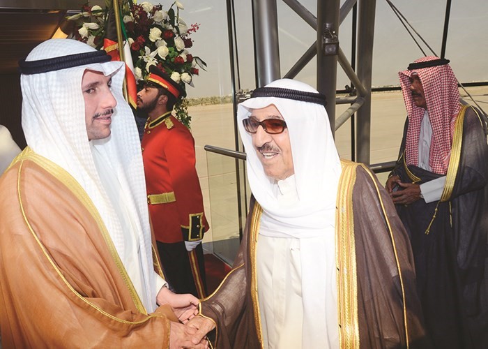 صاحب السمو الأمير الشيخ صباح الأحمد لدى مغادرته إلى دبي وفي وداعه مرزوق الغانم﻿