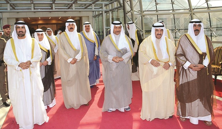 الشيخ مشعل الأحمد وسمو الشيخ ناصر المحمد وسمو الشيخ جابر المبارك والشيخ محمد الخالد والشيخ خالد الجراح والشيخ سلمان الحمود والسفير الإماراتي رحمة الزعابي﻿