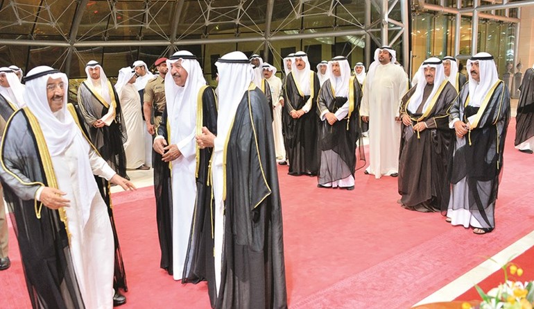 صاحب السمو الأمير الشيخ صباح الأحمد وفي استقباله الشيخ جابر العبدالله والشيخ فيصل السعود وسمو الشيخ جابر المبارك والشيخ محمد الخالد ﻿